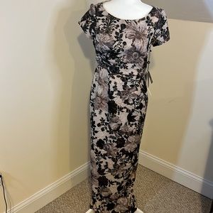 NWT Adrianna Papell Beautiful blooms and glints of metallic style dress